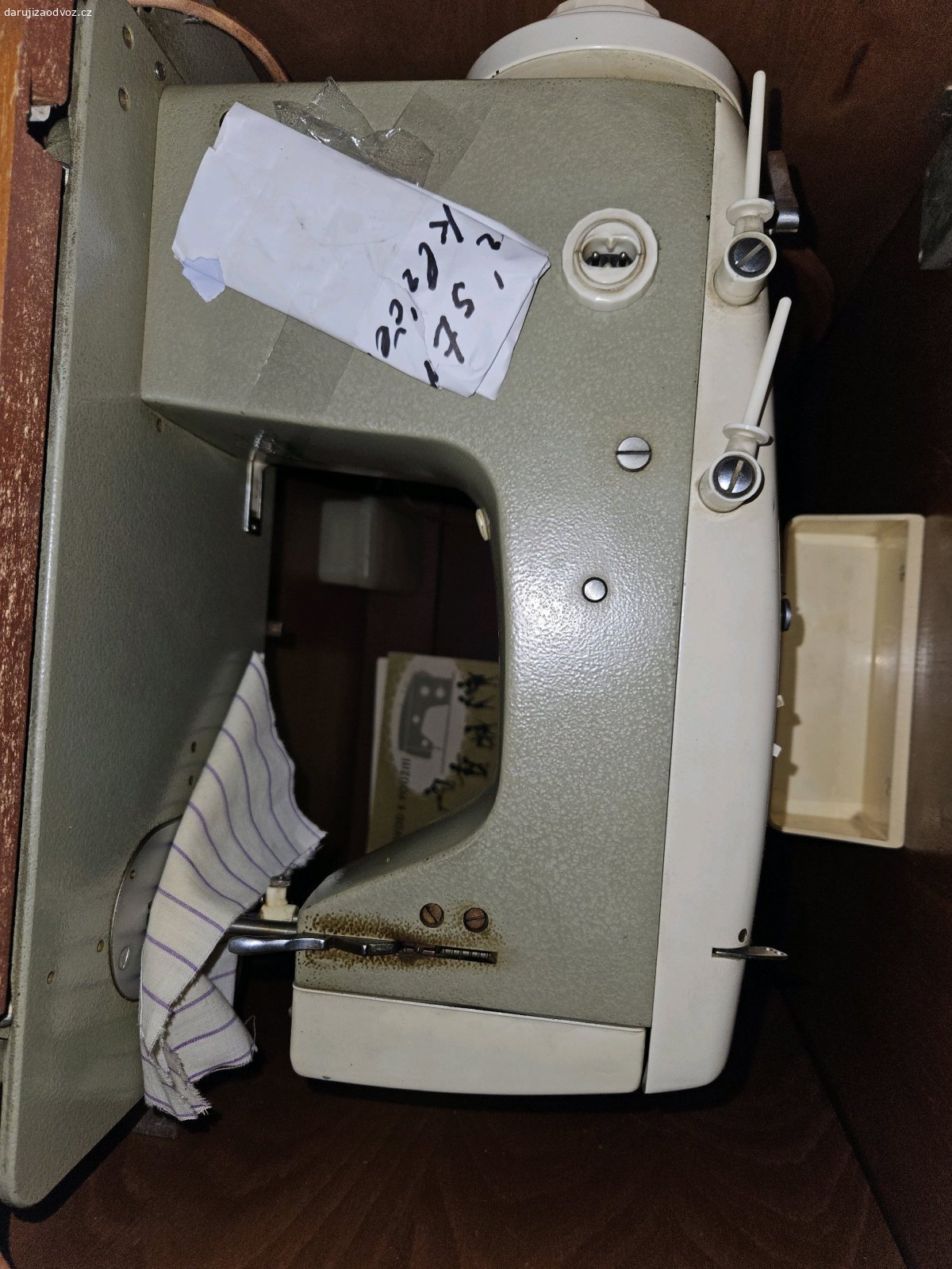 starý šicí stroj skříňka. Daruji starý šicí stroj se skříňkou na klíček. Hloubka 45cm, šířka 58, výška 77cm. Pod šicím strojem je volný prostor, asi 55 cmna výšku. Spěchá to. Je v garáži, takže jde v pohodě naložit do auta.
