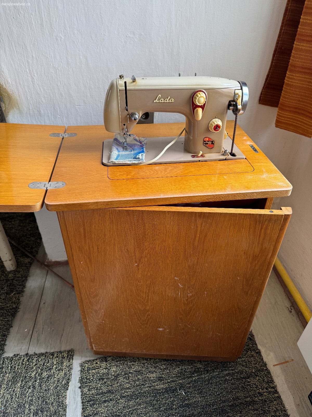 Starý šlapací stroj Lada. Starý šlapací stroj Lada