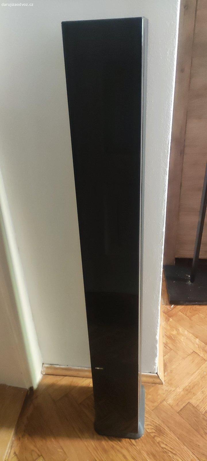 Starý stojan na CD obaly. Starý stojan na CD obaly - trošku poškrábaný viz foto. 
Cca 110 cm vysoký odhadem.