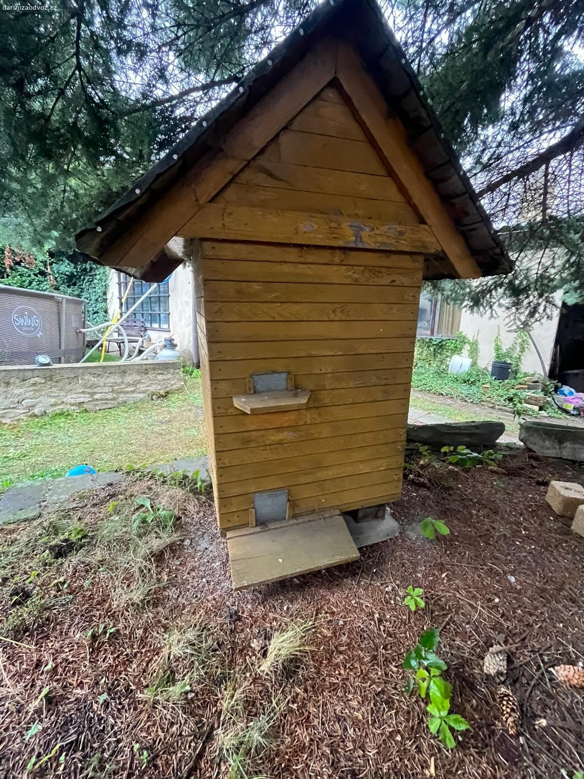 Starý včelín. Daruji starý úl po předchozích majitelích, nevíme co s ním, bytelný, viz foto.