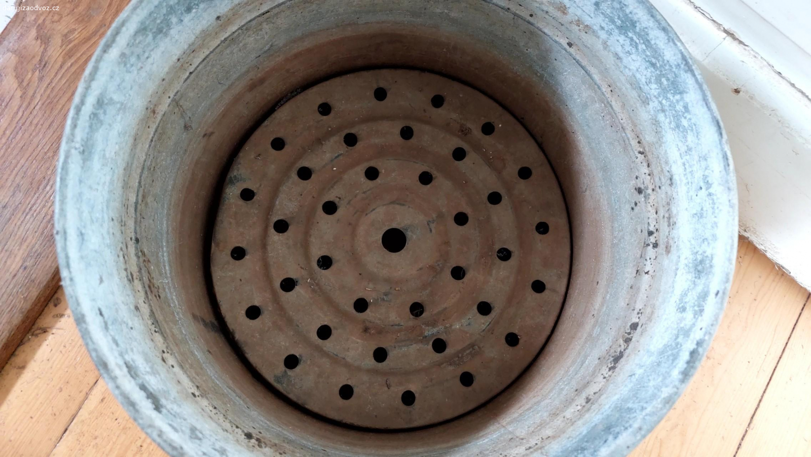 Starý zavařovací hrnec Rex. Hodně starý hrnec Rex. Chybí tyč, nutno vyčistit. 32 cm průměr, 26 cm výška.