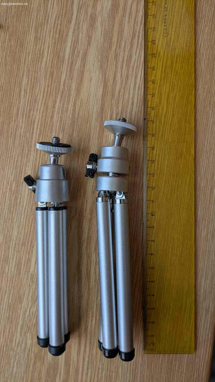 Stativ na foťák. Malý stativ / tripod.  
Výška 13 až 15cm.

Stativ, tripod, stojan, mobil, foťák, fotoaparát