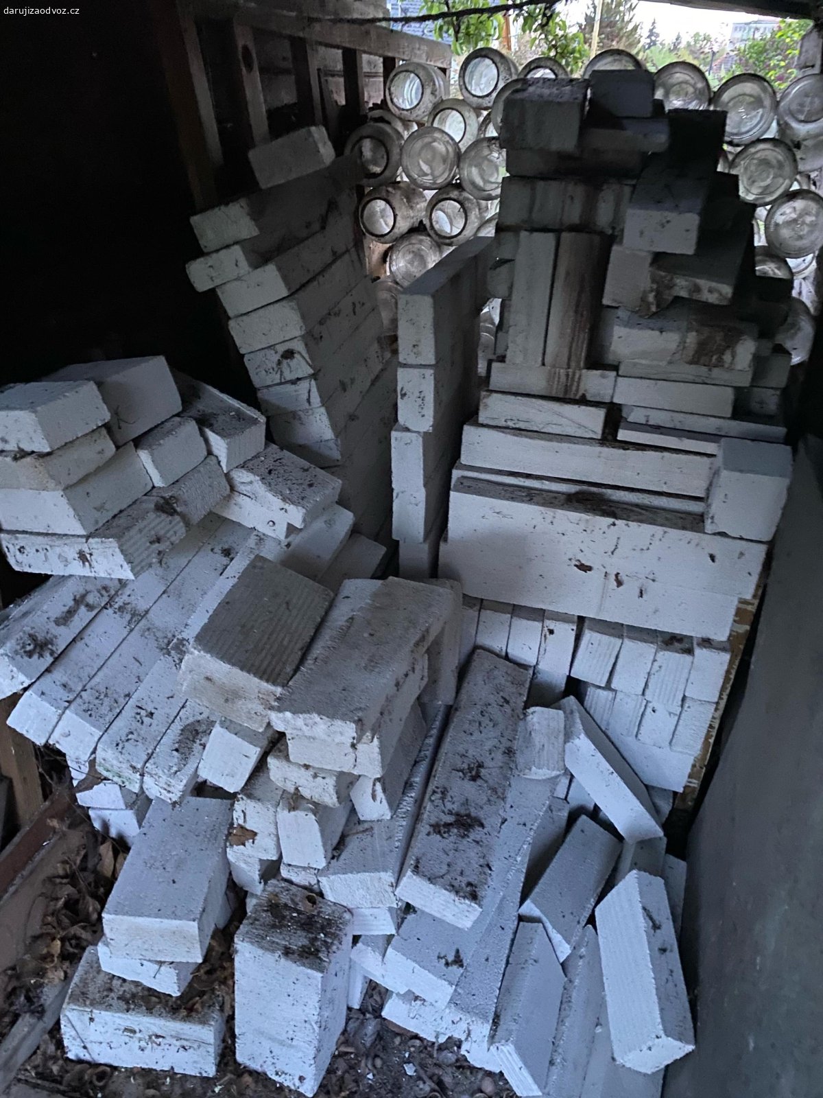 Stavební materiál + sklenice. Daruji větší množství stavebního materiálu a skleněných lahví viz foto.
Jedná se o směs tvárnic (pravděpodobně pórobeton) a starších skleněných lahví.

Vše uložené v kůlně, vlastní odvoz.