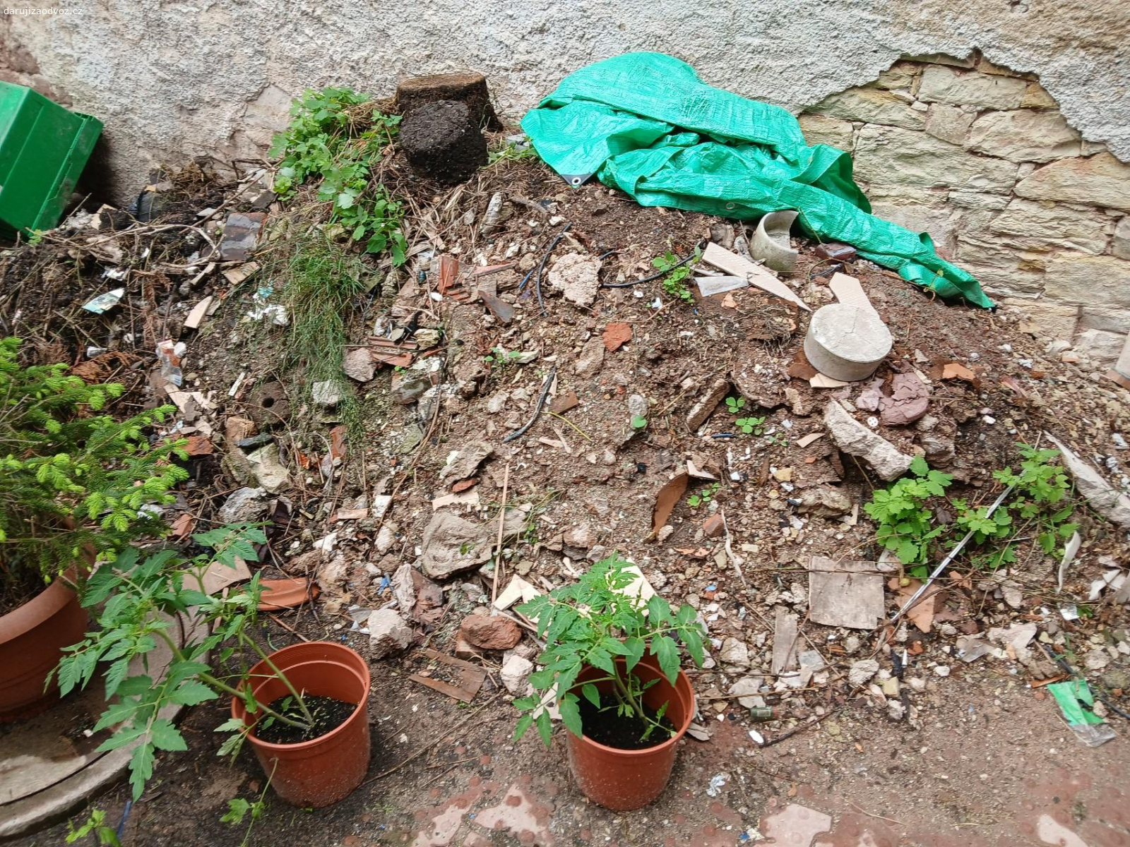 stavební suť za odvoz. stavební suť.  jsou toho asi tak 2 vozíky za auto. nutná vlastní nakládka.