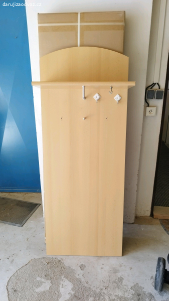 stěna na zavěšení bundy u vchodu