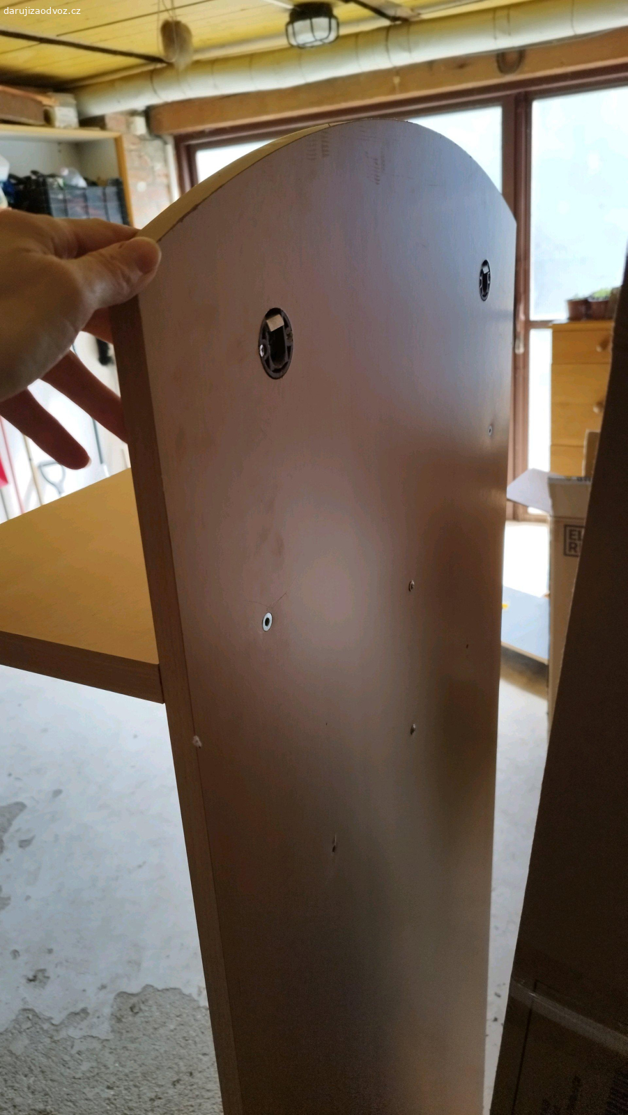 stěna na zavěšení bundy u vchodu. ulomené háčky jsme odmontovali