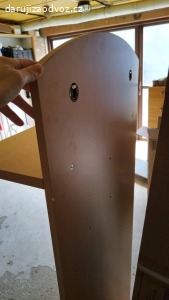 stěna na zavěšení bundy u vchodu