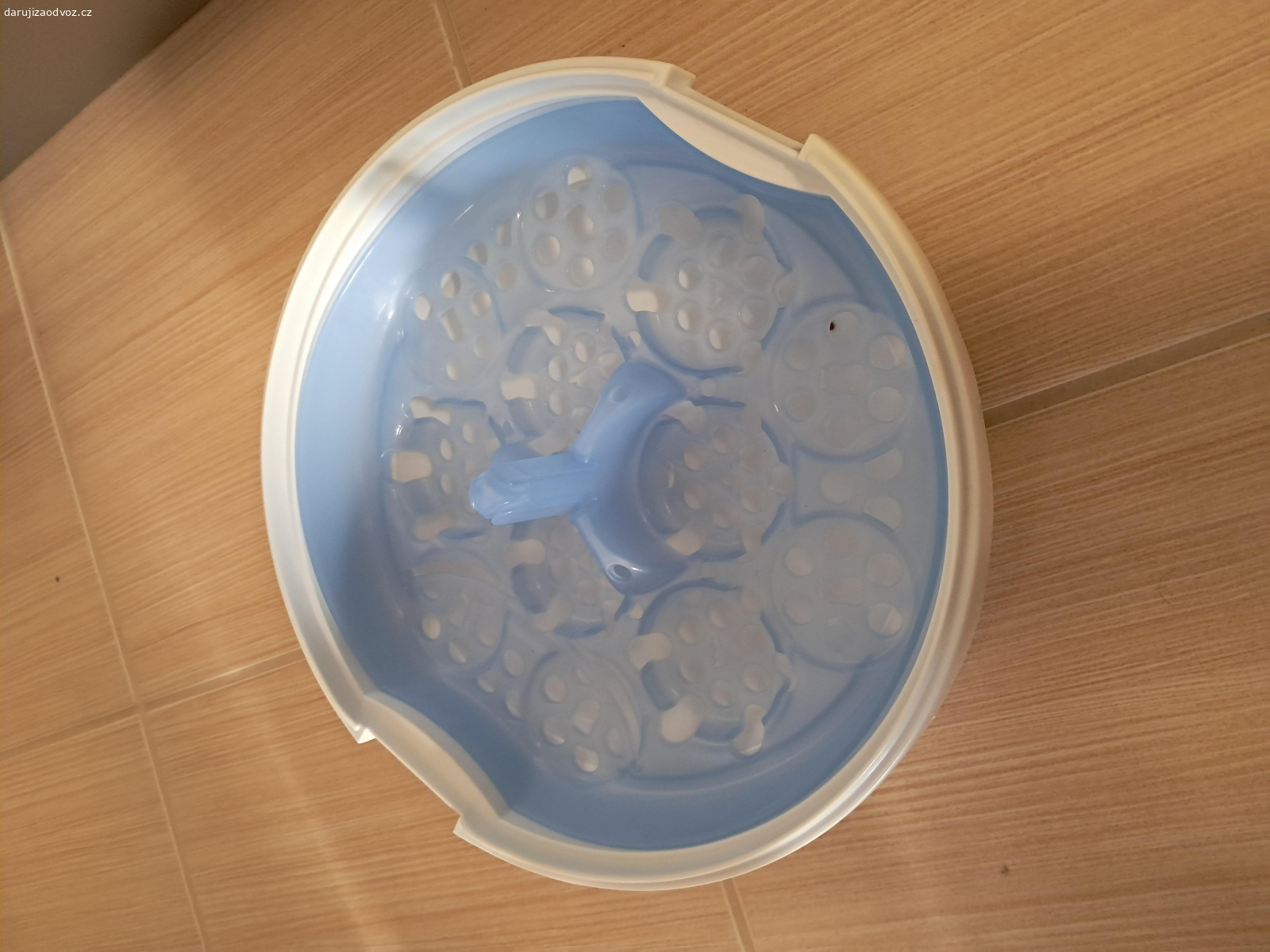 Sterilizator a 2 koj.lahve. Za odvoz daruji parni sterilizator do mikrovlnne trouby, na kojenecke lahve, dudliky atd. K tomu take dve kojenecke lahvicky.
Ocenime treba domaci marmeladu ale neni podminkou :)