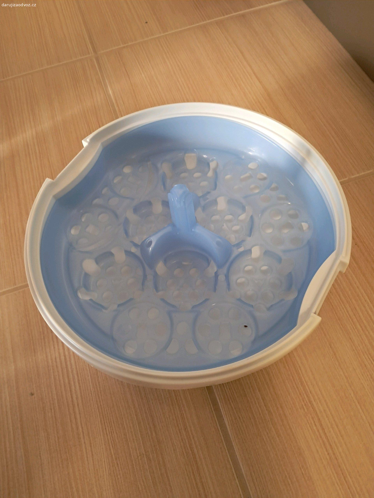 Sterilizator a 2 kojenecke lahvicky. Za odvoz daruji parni sterilizator do mikrovlnne trouby, na kojenecke lahve, dudliky atd. K tomu take dve kojenecke lahvicky.
Ocenime treba domaci marmeladu, ale neni podminkou :)