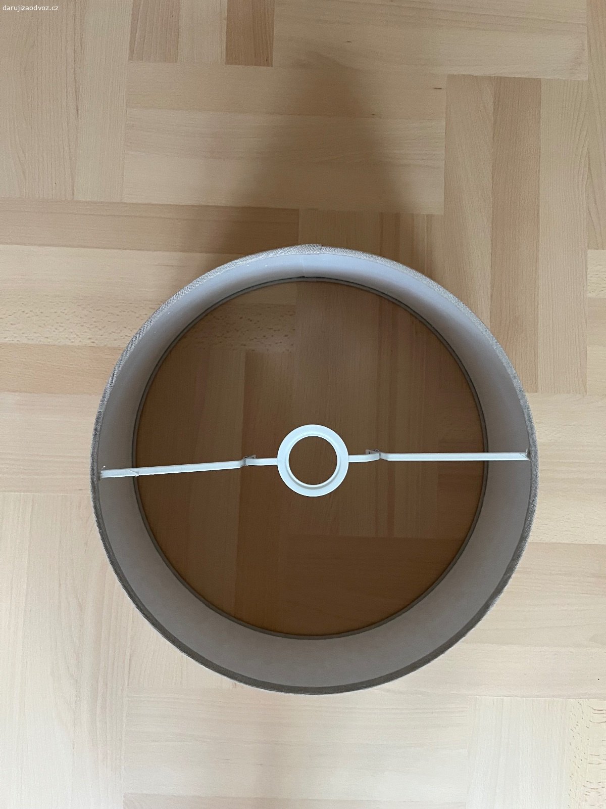 Stínidla IKEA 4ks. Daruji za odvoz 4 ks stínidel, barva kávová béžová. Průměr 43 cm.