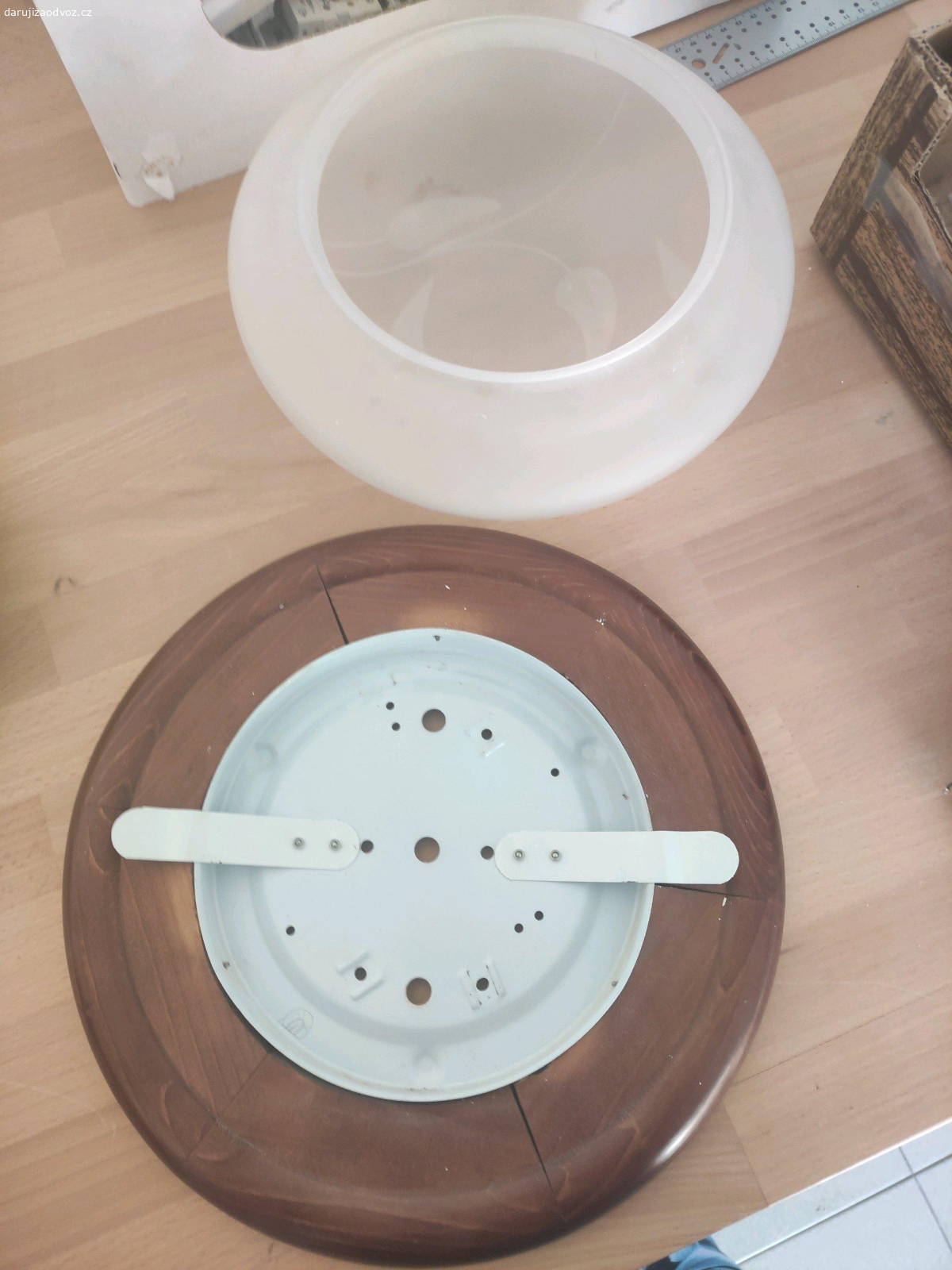 stínidlo na světlo, broušené. prosím jen zájemce co si danou věc vyzvednou, často se mi stává, že si někdo věc zamluví a nevyzvedne. hořká čokoláda potěší, není podmínkou.