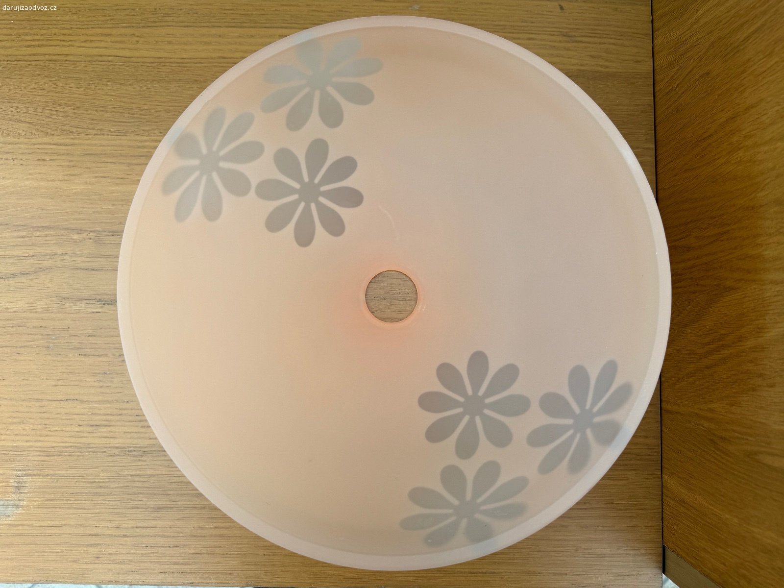 Stínidlo skleněné do dětského pokoje. Průměr stínidla 30 cm
Průměr otvoru pro objímku 4 cm

Nerezervuji, osobní odběr v Roudnici nad Labem

Ovoce nebo mlska pro děti potěší, ale není podmínkou.