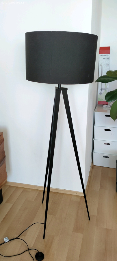 stojaca lampa
