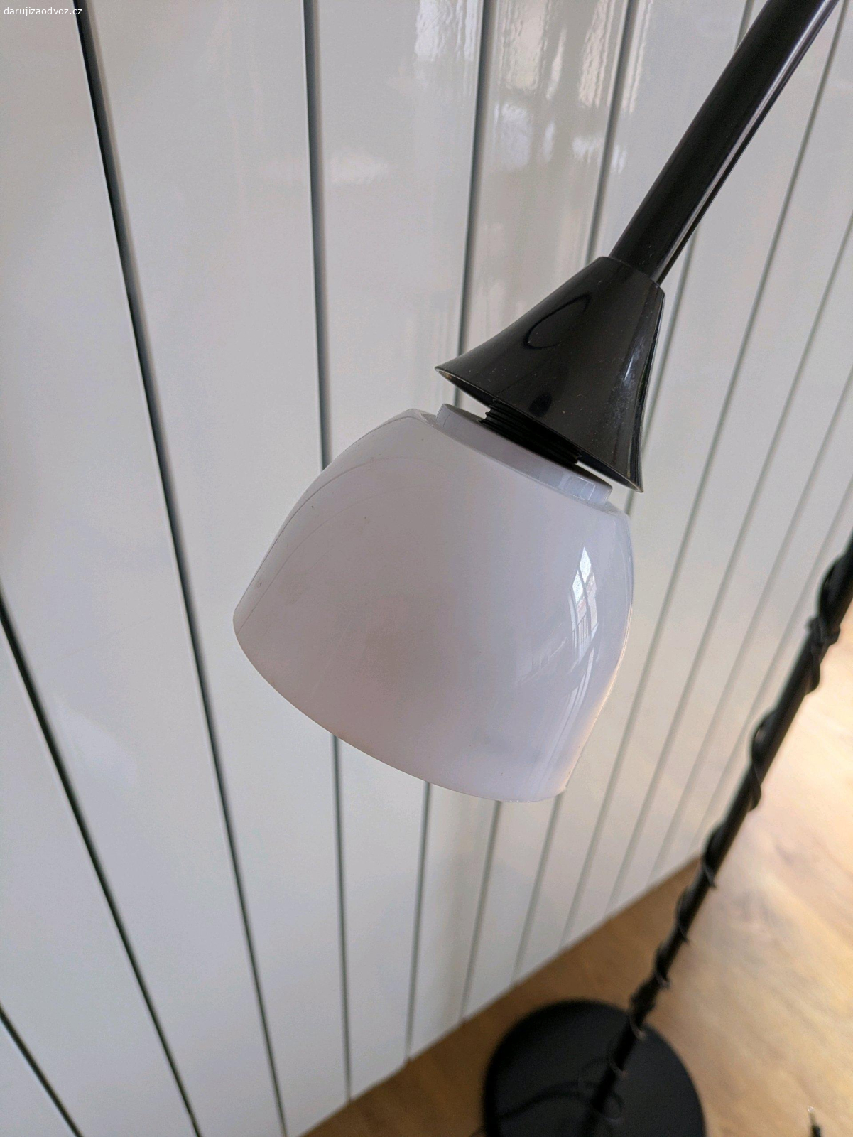 Stojací čtecí lampa. Lampa už je taká rozviklaná, trochu nakrivo. Aj menšie tienitko je trochu uvoľnené a nedarí sa nám už poriadne zašrobovať. Darujem za odvoz. Do väčšieho tienitka treba dokúpiť žiarovku.