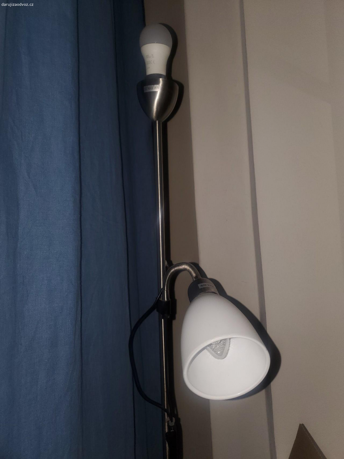 Stojací lampa na opravu. Je tu šikovný kutil? Lampa funguje, když se spraví přívod k zásuvce. Posíláme dál za odvoz.