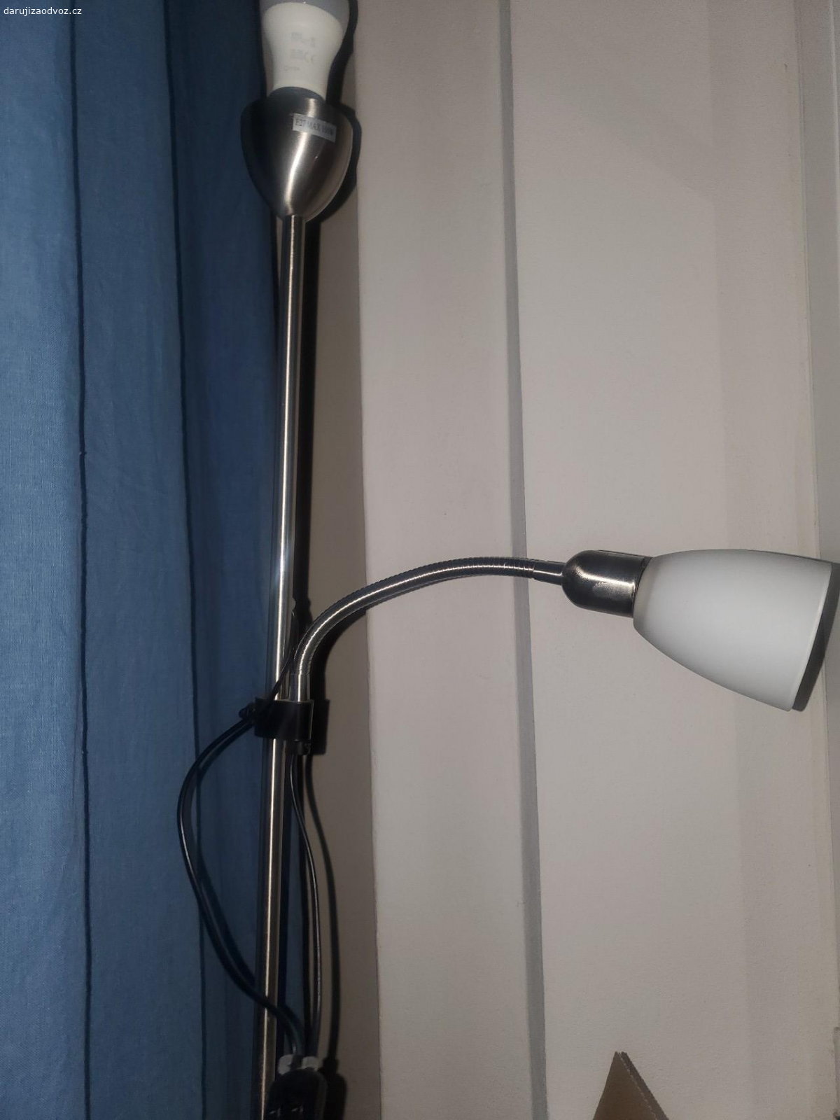 Stojací lampa na opravu. Je tu šikovný kutil? Lampa funguje, když se spraví přívod k zásuvce. Posíláme dál za odvoz.