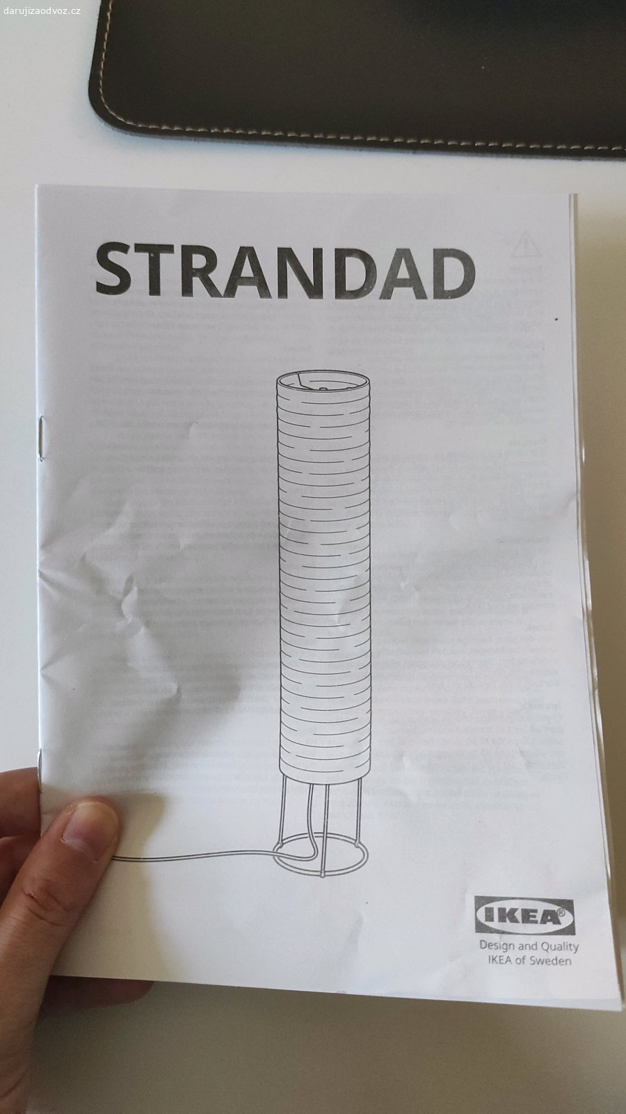 Stojací lampa STRANDAD IKEA. Tuto lampu z Ikea daruji, protože měním nábytek.
Balení obsahuje:
•1 lampu STRANDAD
•2 žárovky SOLHETTA + originální obal
•Originální návod k použití.
Na obalu lampy jsou 2 drobné vady (viz poslední 2 fotografie).

Můžete si to u mě vyzvednout, nebo vám to doručím (oblast Kralovo Pole).