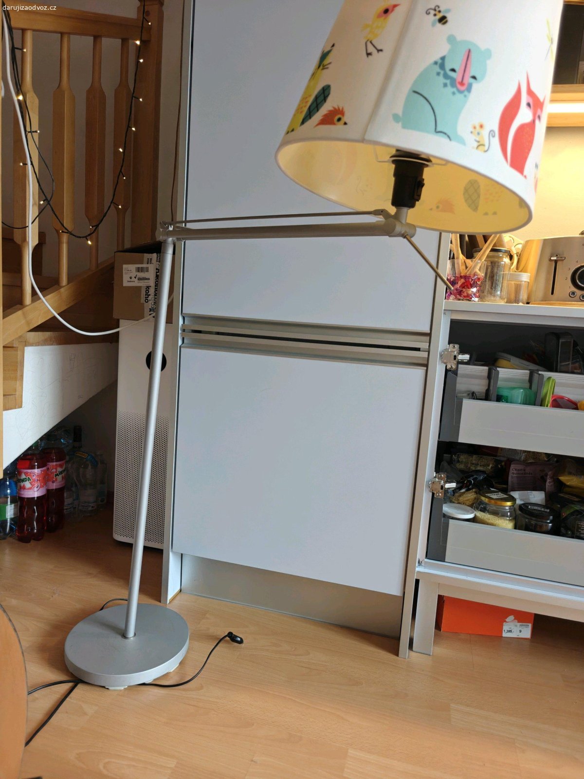stojací lampa. funkční, ale "nestojací" - potřebuji opravu v místě připojení "nohy" k báze. odevzdávám bez žárovky.