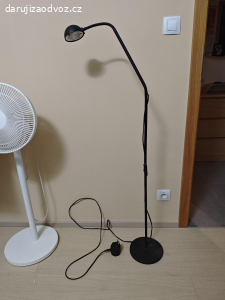 Stojící lampa do zásuvky