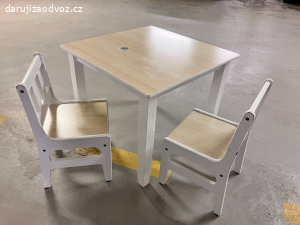 stoleček a 2 židle