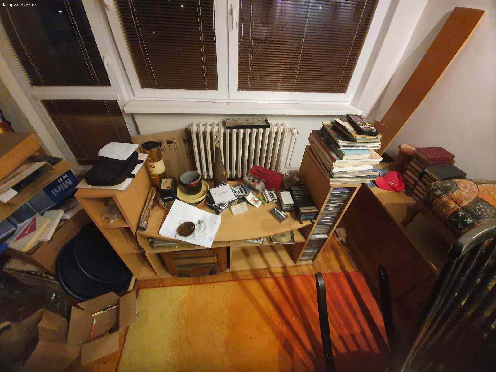 Stolek do obýváku. Daruji stolek do obýváku, míry napíšu na dotaz. 
Zachovalý, ideálně odebrat se všemi CD a kazetaami, není podmínkou. 
Jakékoliv dotazy rád odpovím.