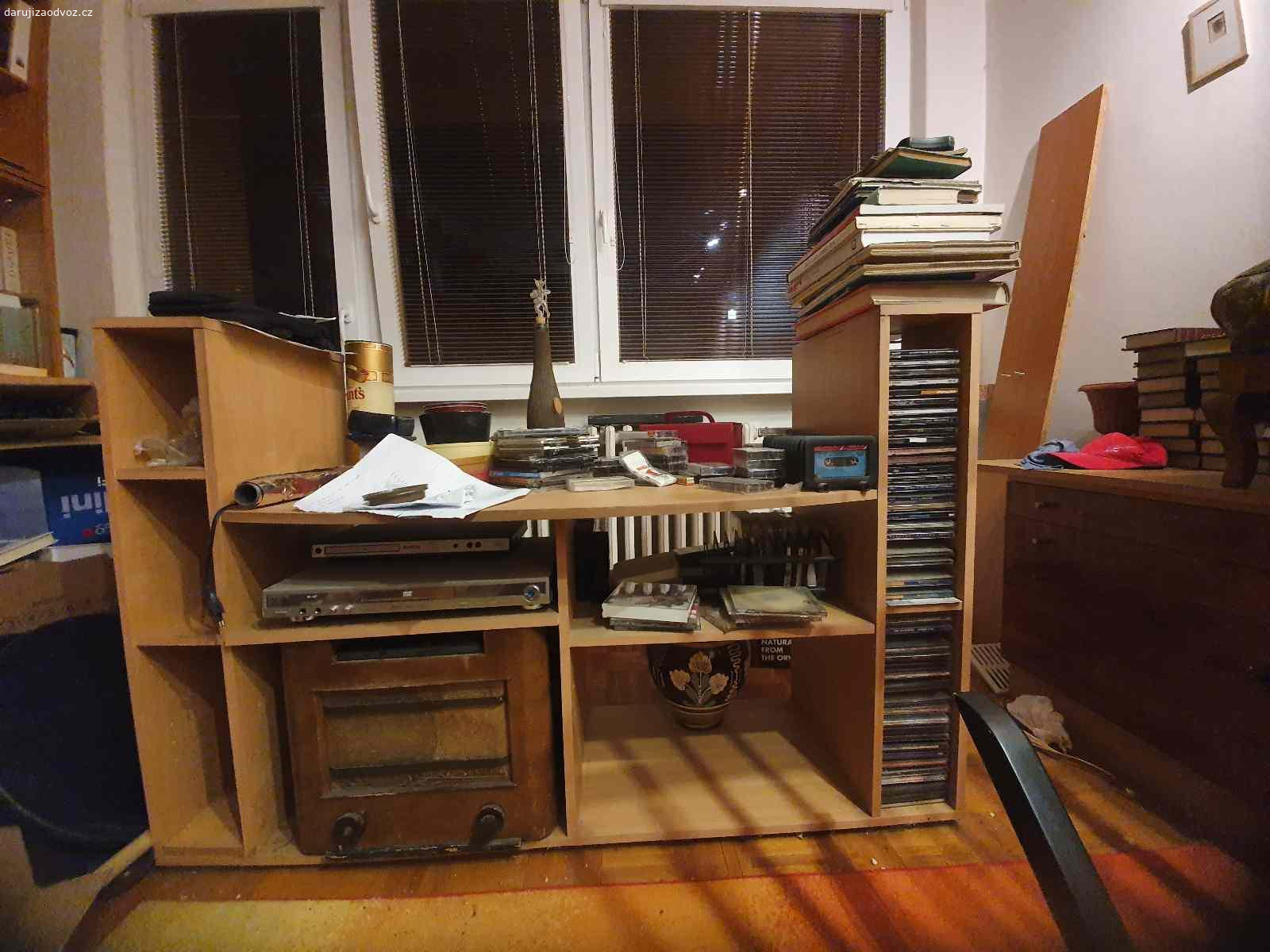 Stolek do obýváku. Daruji stolek do obýváku, míry napíšu na dotaz. 
Zachovalý, ideálně odebrat se všemi CD a kazetaami, není podmínkou. 
Jakékoliv dotazy rád odpovím.