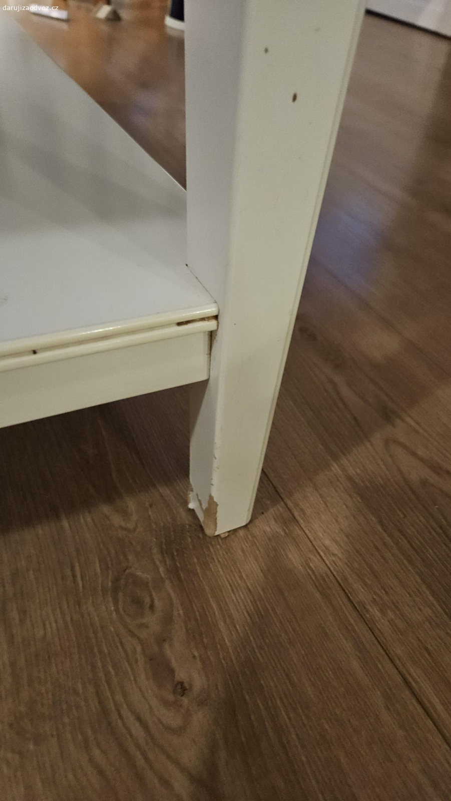 Stolek Ikea Liatorp. Daruji stolek Ikea Liatorp. Stolek je na mnoha místech odřený, ale věřím že trocha barvy a trpělivosti z něj zase udělá krásný kousek.