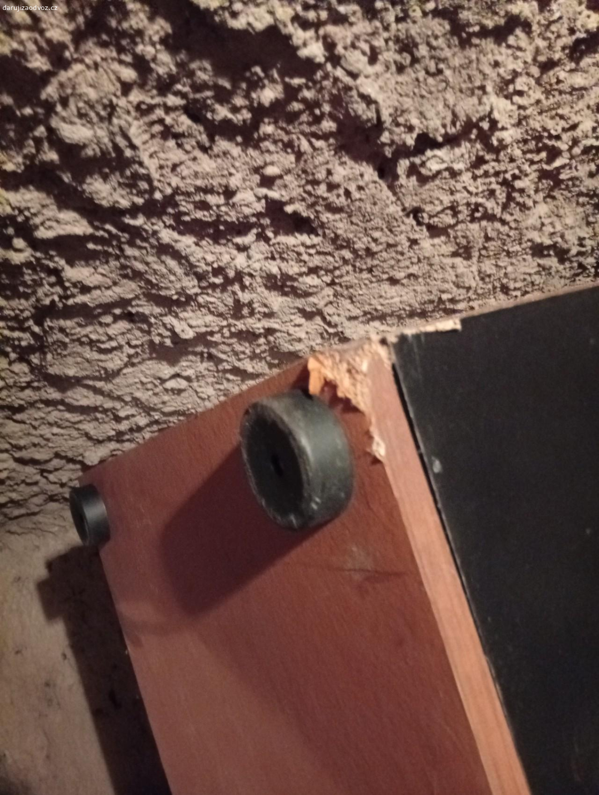 stolek na tv. daruji stolek na tv , má jedinou vadu viz.foto. nicméně na používání to nemá vliv .