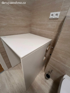 Stolek nad pračku