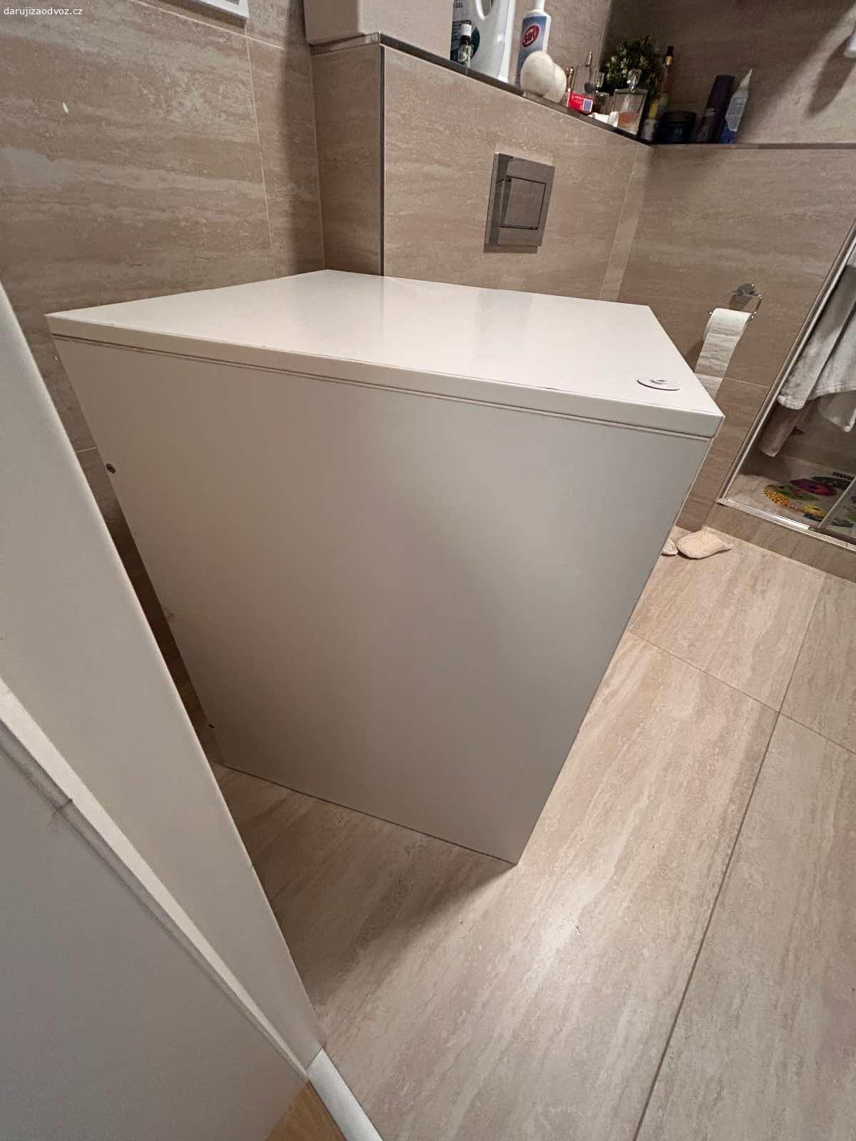 Stolek nad pračku. Stolek za odvoz (Barrandov)

Nabízíme bytelný a plně funkční stolek zdarma za odvoz.
	•	Rozměry: šířka 63 cm, výška 87 cm, hloubka 66 cm
	•	Barva: bílá
	•	Stav: funkční, stabilní
	•	Poznámka: na boku je prohlubeň – vznikla kvůli přívodní trubici od pračky

Osobní odběr Barrandov, parkování možné přímo před domem.

V případě zájmu napište.
