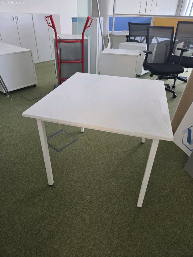 stolek nižší 60cm