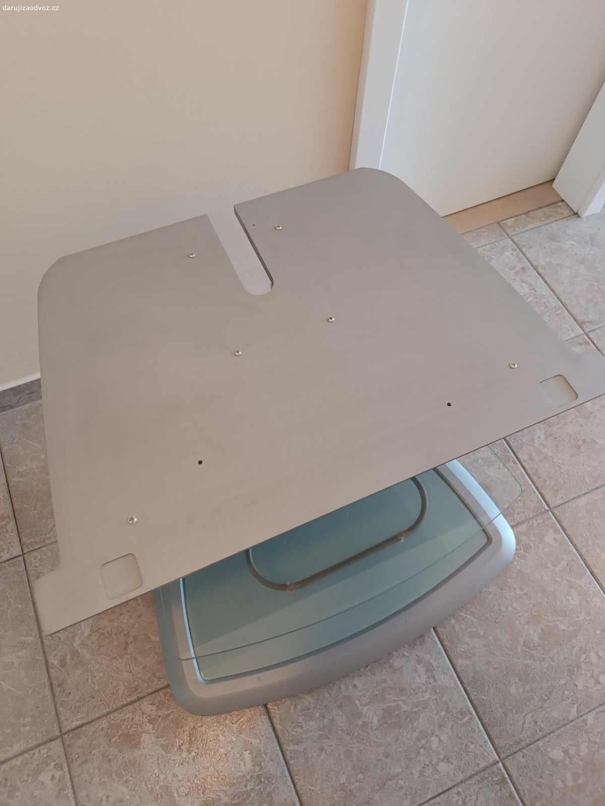 stolek pod televizi. daruji stolek 75*60*55 (š/h/v), vhodný pod televizi nebo gramofon, hifi soupravu. šedý plast+sklo