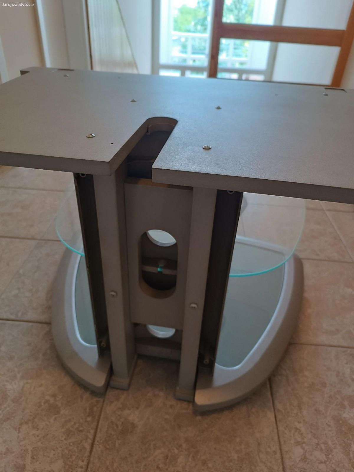 stolek pod televizi. daruji stolek 75*60*55 (š/h/v), vhodný pod televizi nebo gramofon, hifi soupravu. šedý plast+sklo