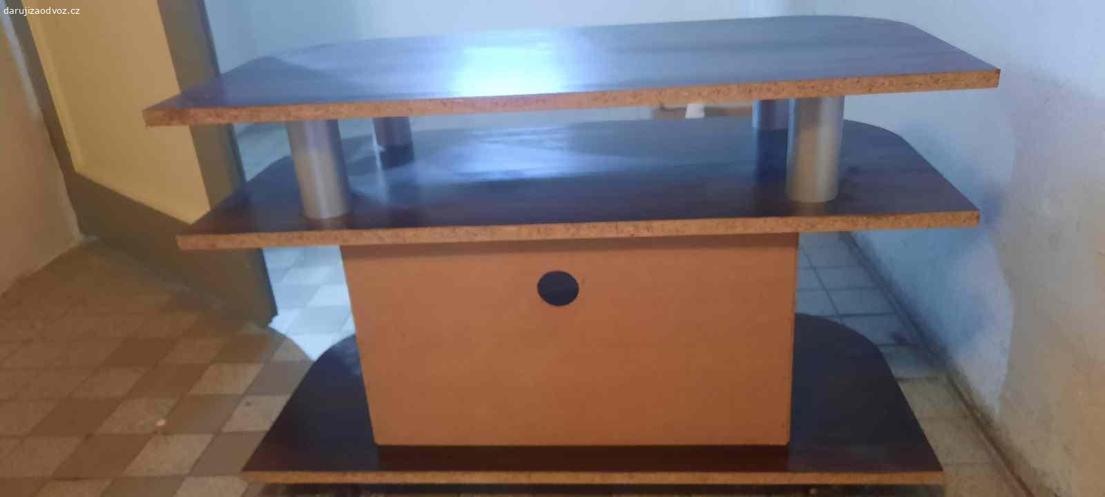 Stolek pod televizi. Daruji dřevěný televizní stolek na kolečkách,se šuplíkem. 
Rozměry 90 délka, 44 šířka.