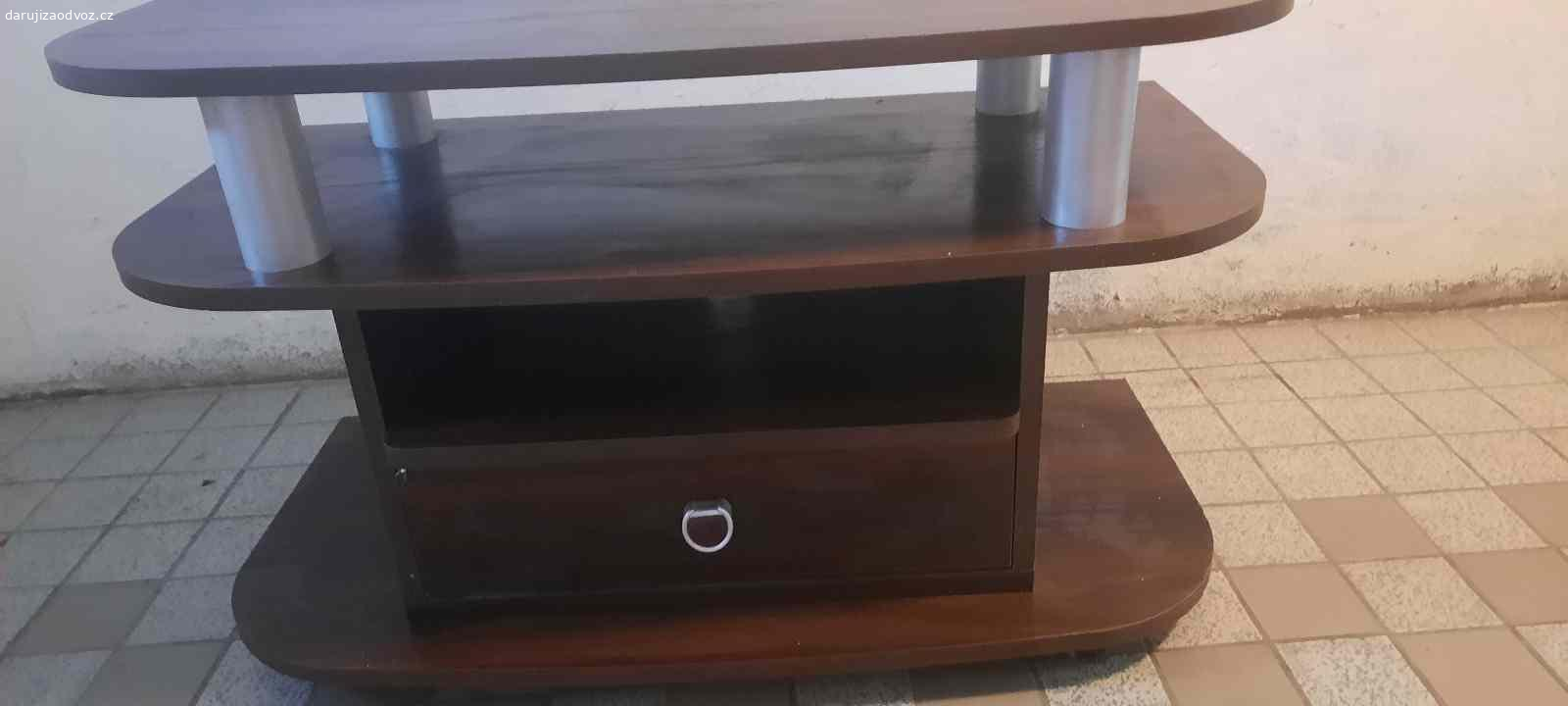Stolek pod televizi. Daruji dřevěný televizní stolek na kolečkách,se šuplíkem. 
Rozměry 90 délka, 44 šířka.