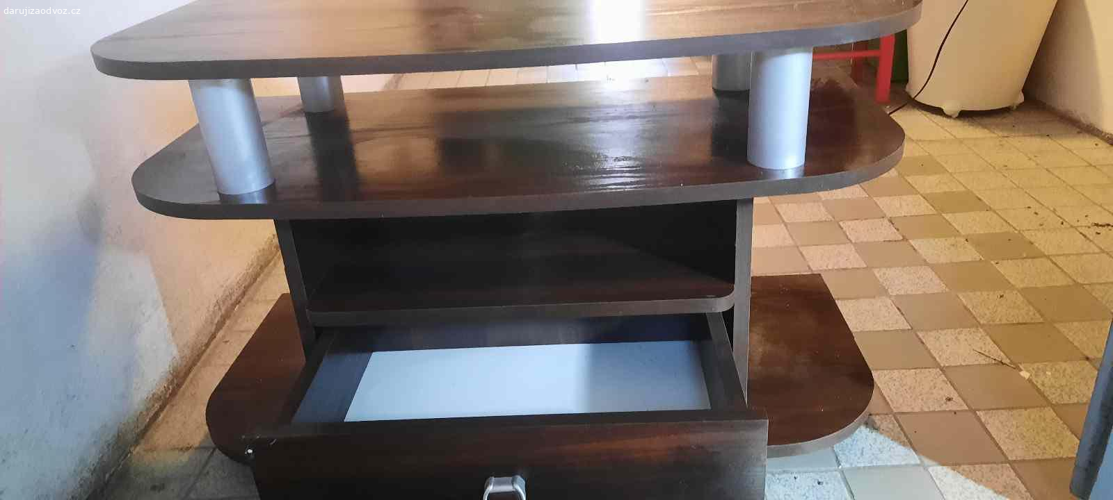 Stolek pod televizi. Daruji dřevěný televizní stolek na kolečkách,se šuplíkem. 
Rozměry 90 délka, 44 šířka.