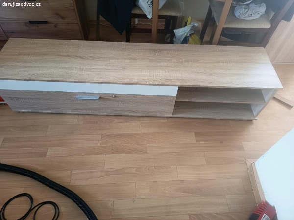stolek pod televizi