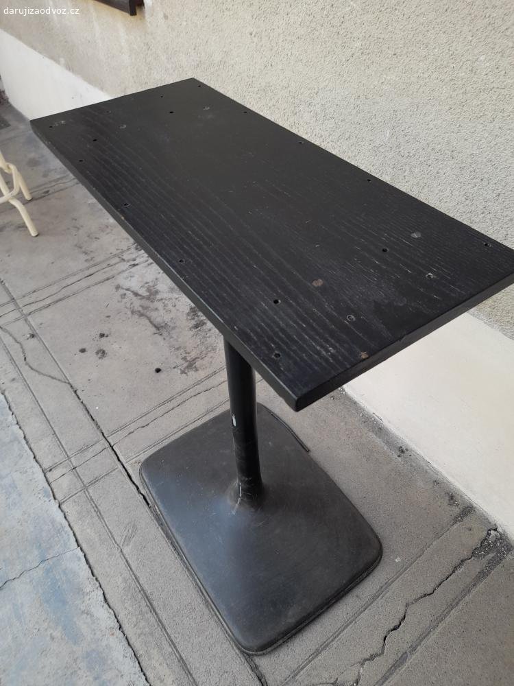 Stolek pod televizi.. Dám za odvoz stolek pod televizi. Černý, výška 92 cm, plocha pod televizi 70x30 cm, podstavec 60x41 cm.