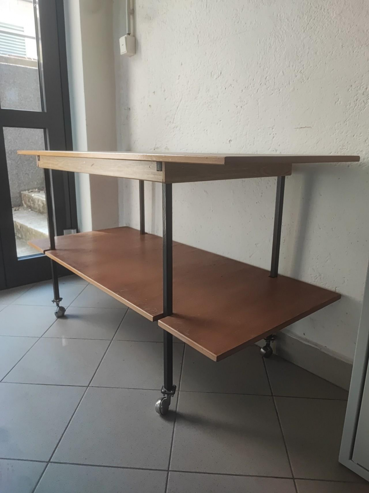 stolek. daruji stolek s kovou konstrukcí
130×56 Výška 73cm
stolek má kovová kolečka.