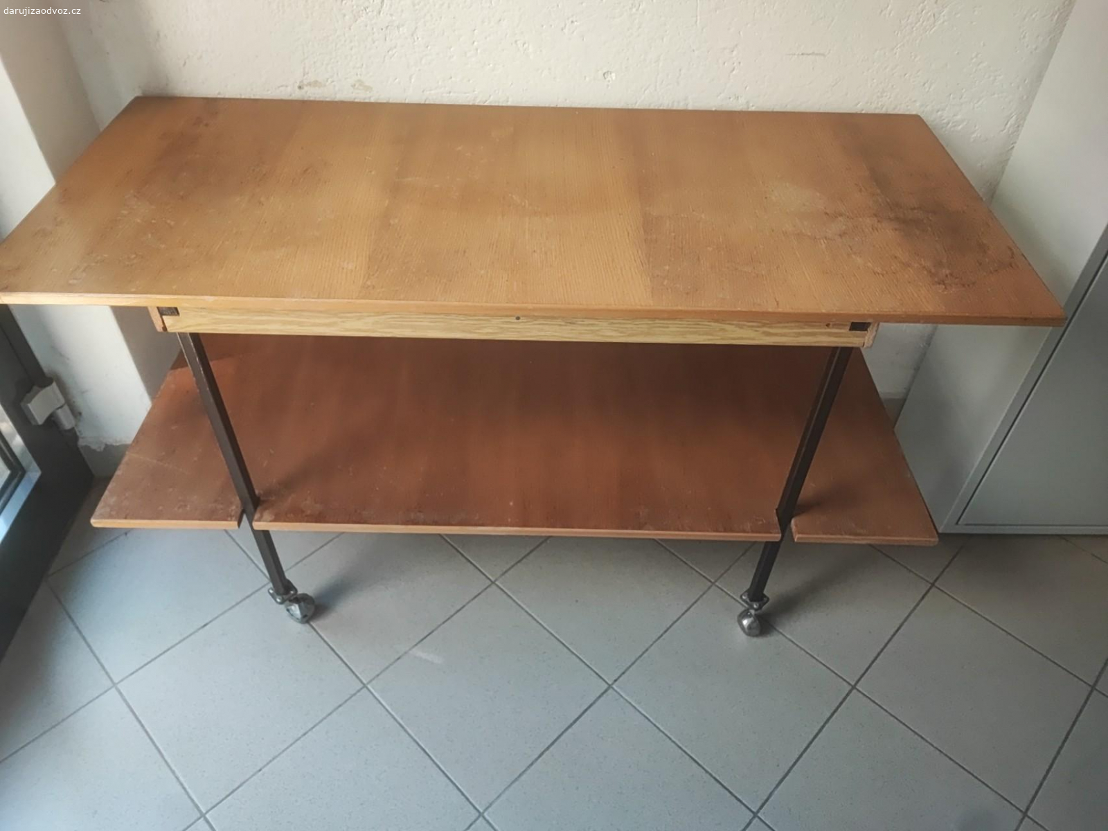 stolek. daruji stolek s kovou konstrukcí
130×56 Výška 73cm
stolek má kovová kolečka.