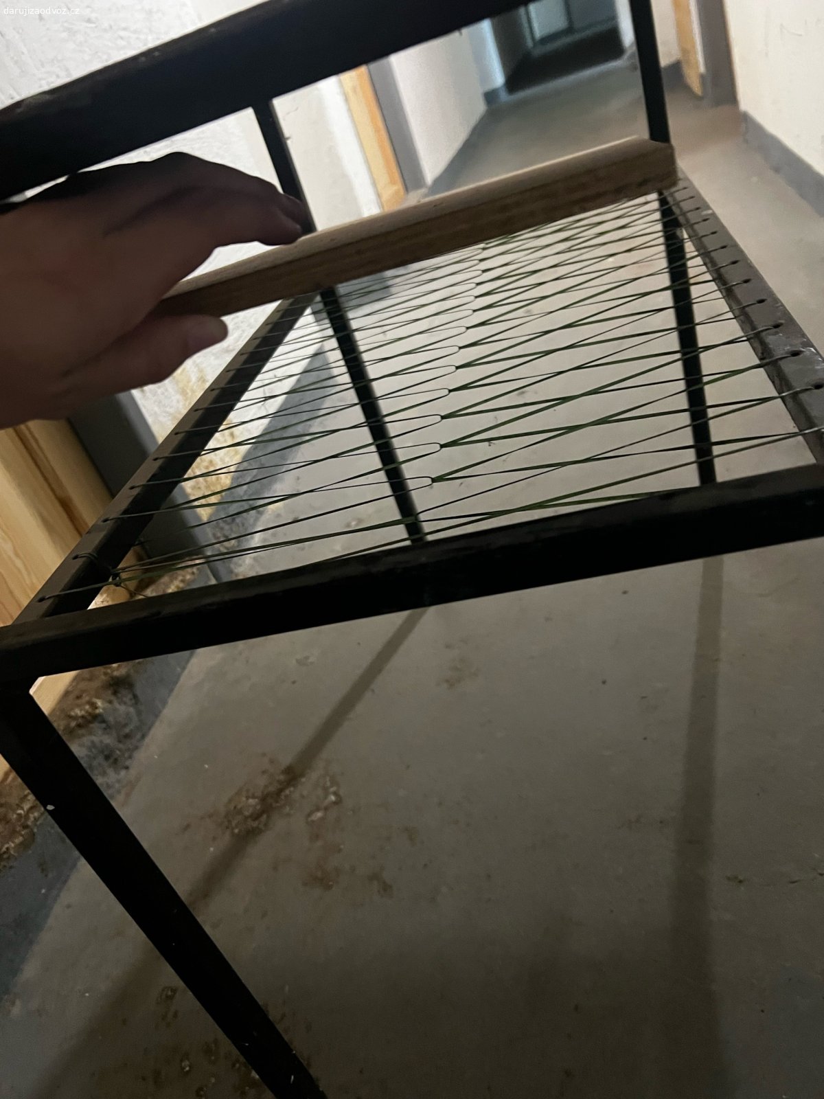 stolek. menší stolek zaneřáděný sádrou/cementem...