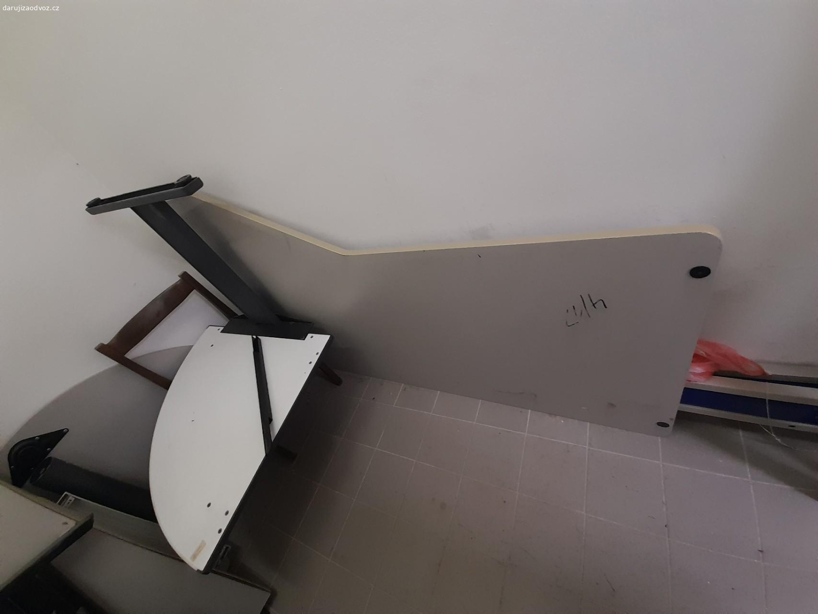 stoly kancelářské. za odvoz nabízím kancelářské stoly 2ks jsou složené,dají se různé.modifikovat do oblouku apod. první zájemce má výhodu,i různých náhradních doplňků,polic dle foto.