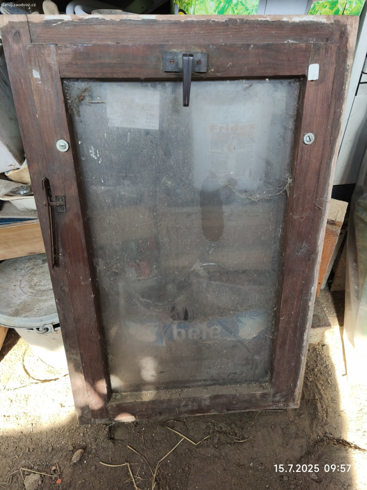 sklepní okno s rámem. rozměr rámu 58x88 cm