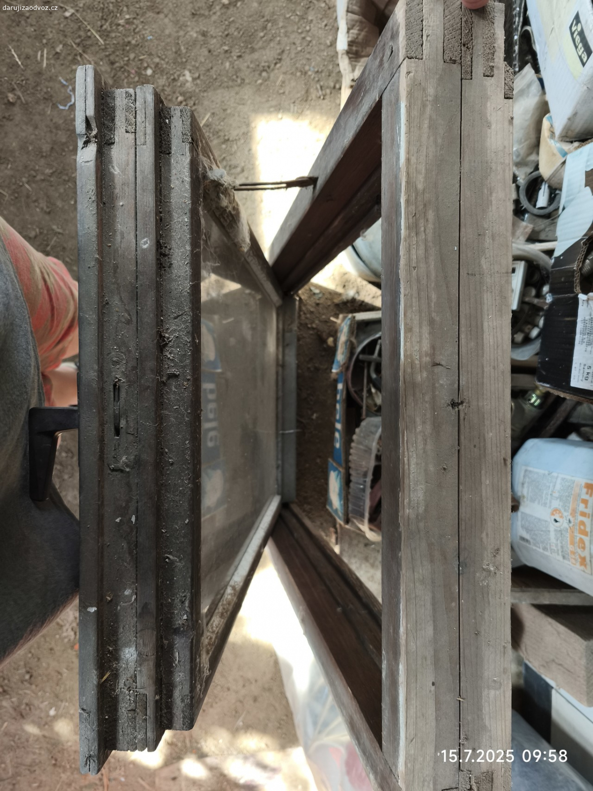 sklepní okno s rámem. rozměr rámu 58x88 cm