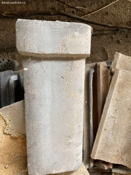 Střešní taška betonová. ~126 ks betonová taška

2 ks hřebenáč
