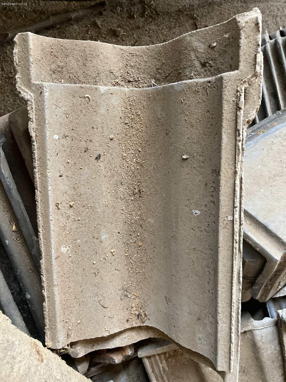 Střešní taška betonová. ~126 ks betonová taška

2 ks hřebenáč