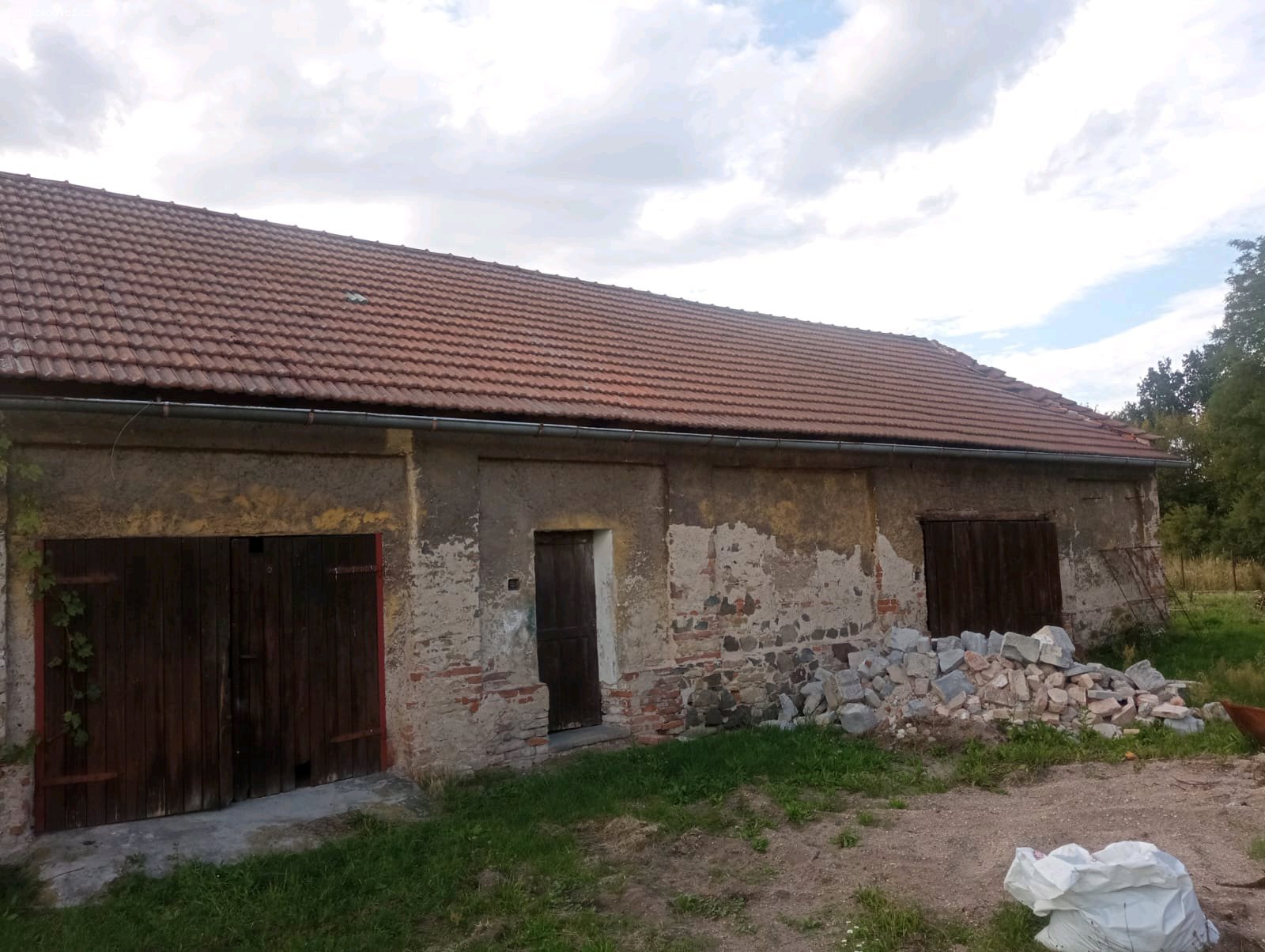 Střešní tašky. Daruji střešní tašky cca 150-170m².
Nutná vlastní demontáž
