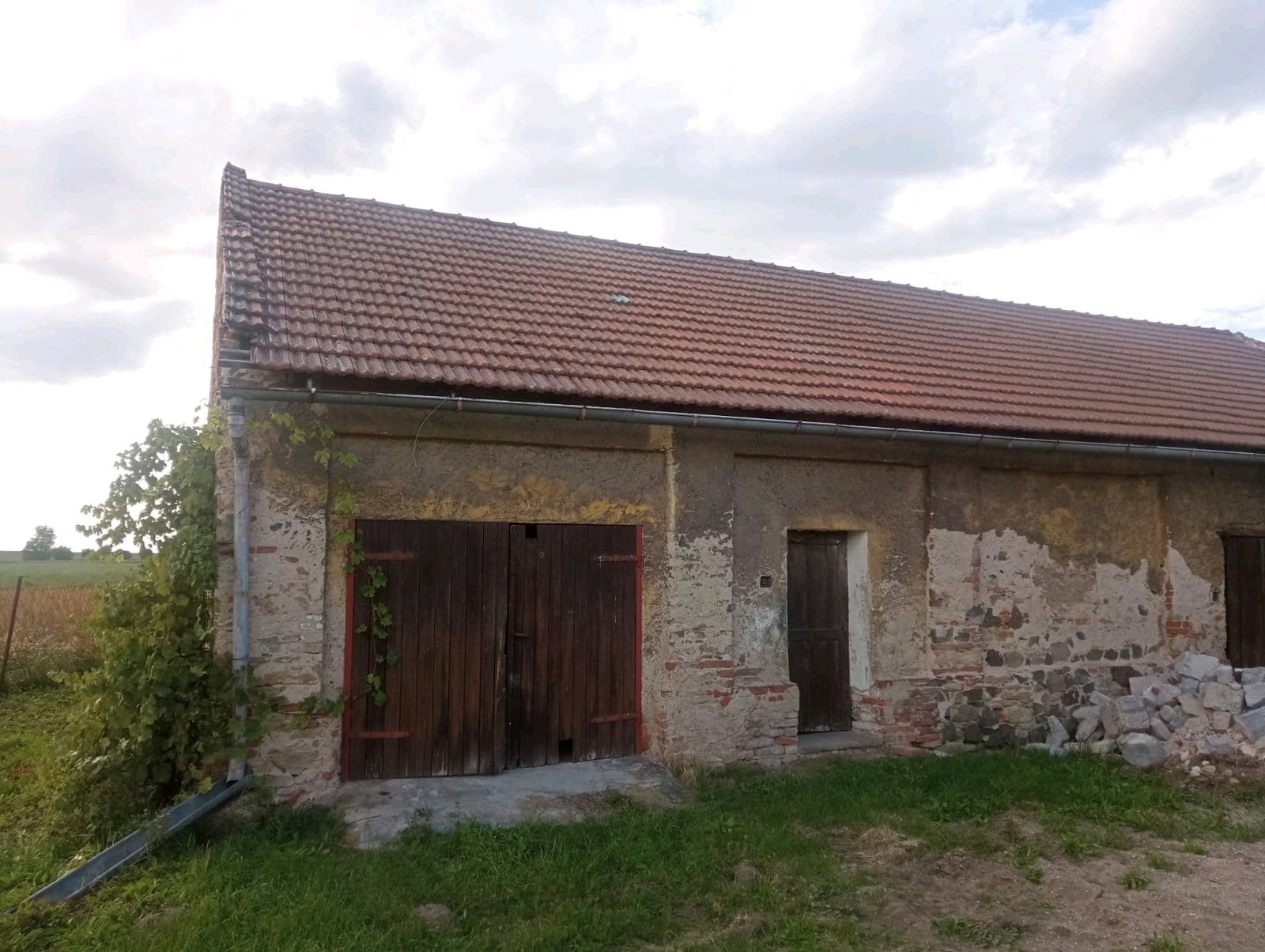 Střešní tašky. Daruji střešní tašky cca 150-170m².
Nutná vlastní demontáž