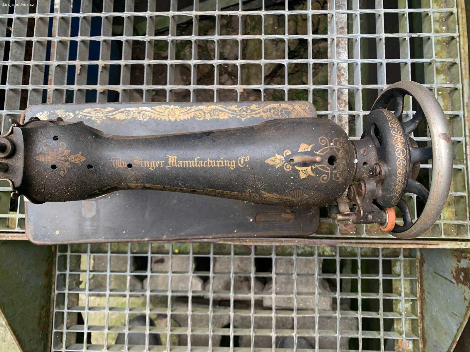 Stroj šicí. Starý