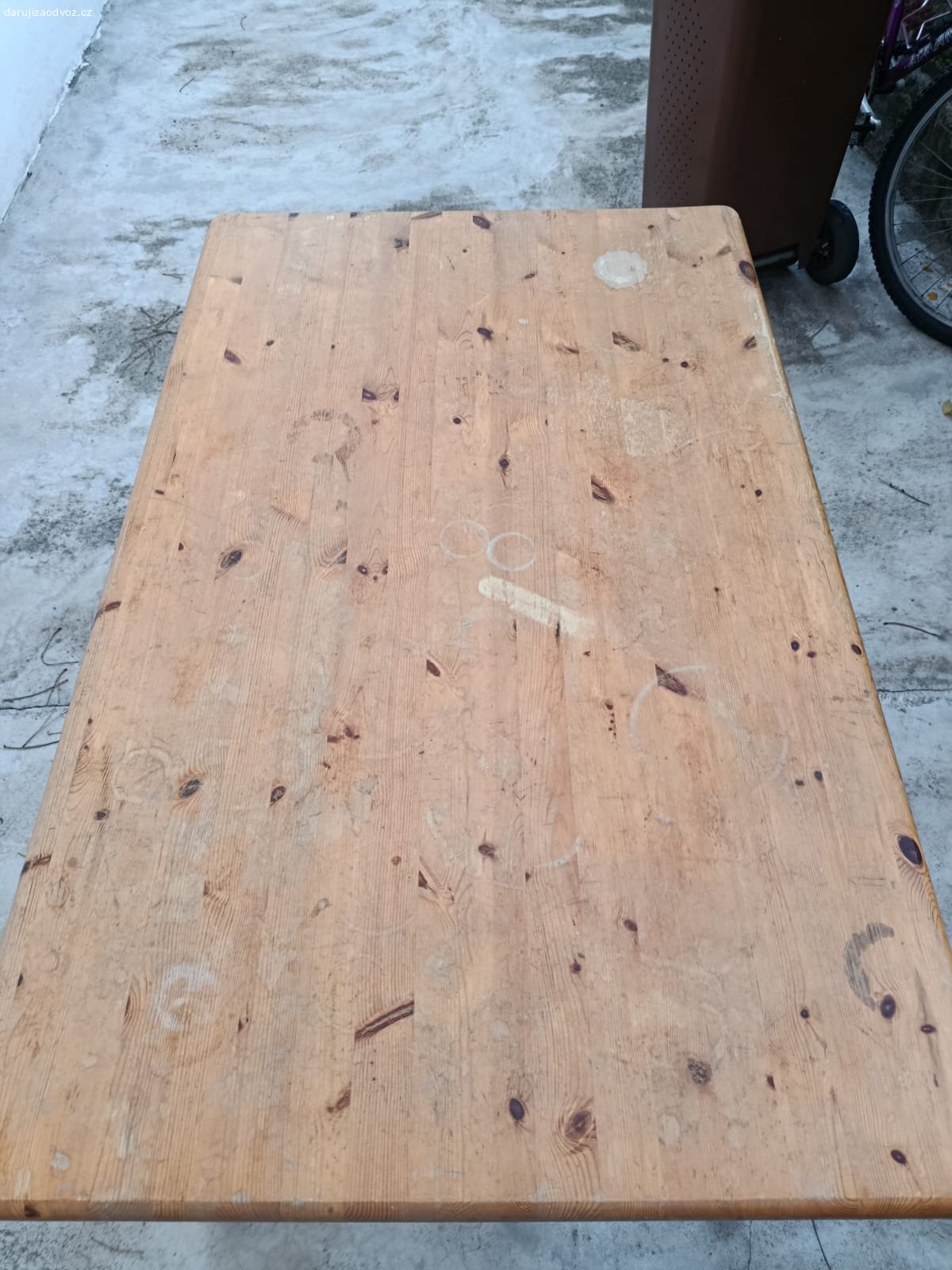 Stůl a 4 židle za odvoz. Stůl (75 x 120, výška 73cm)
4 polstrované židle